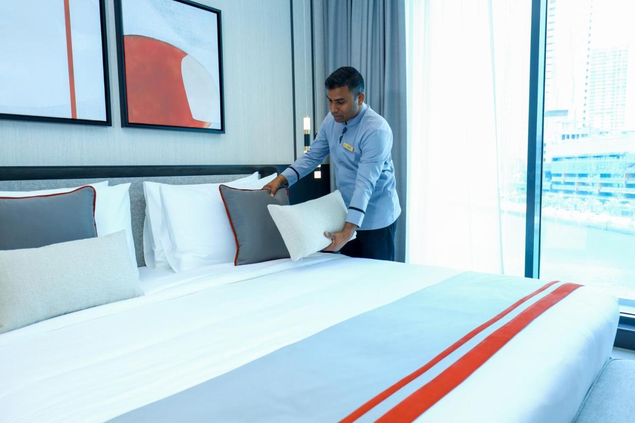 Hotel Charthouse Bahrain Manáma Exteriér fotografie A hotel housekeeper making a bed