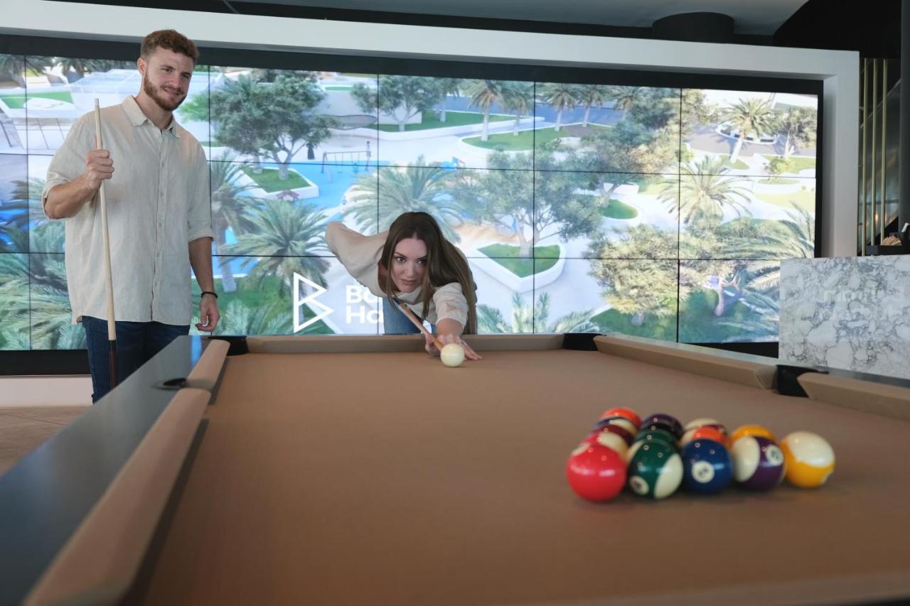 Hotel Charthouse Bahrain Manáma Exteriér fotografie A pool table