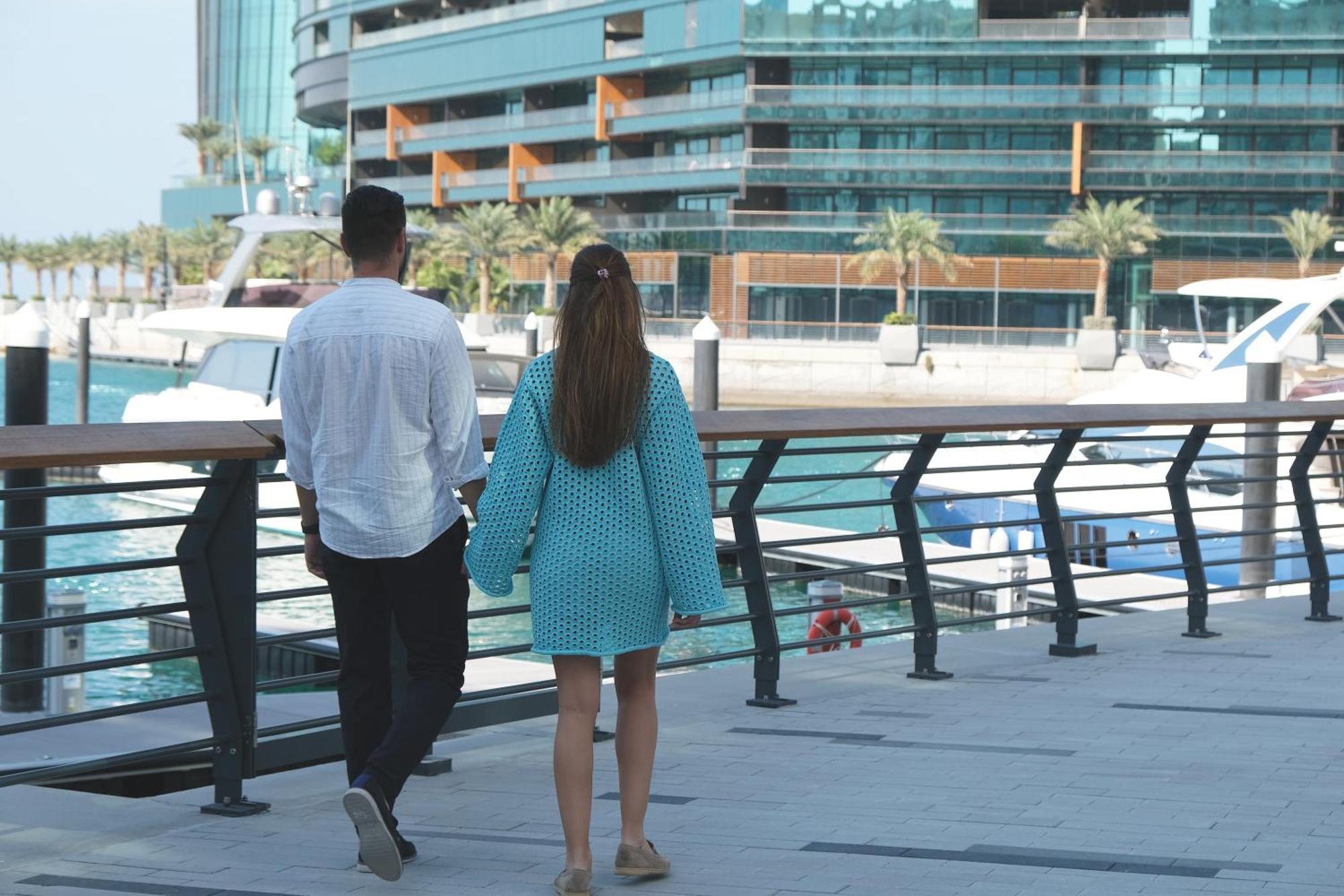 Hotel Charthouse Bahrain Manáma Exteriér fotografie A couple walking in Dubai Marina