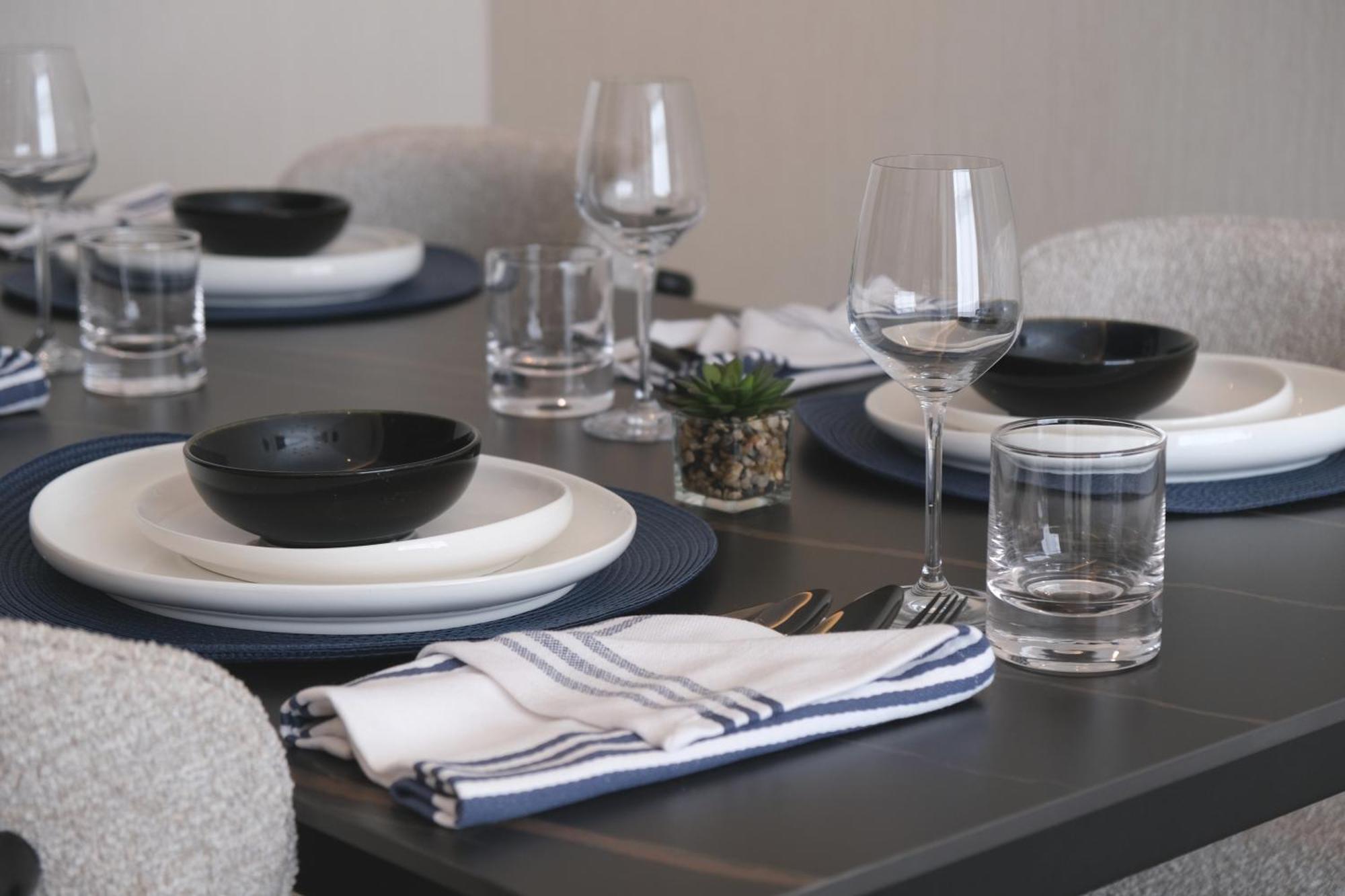 Hotel Charthouse Bahrain Manáma Exteriér fotografie Dinnerware