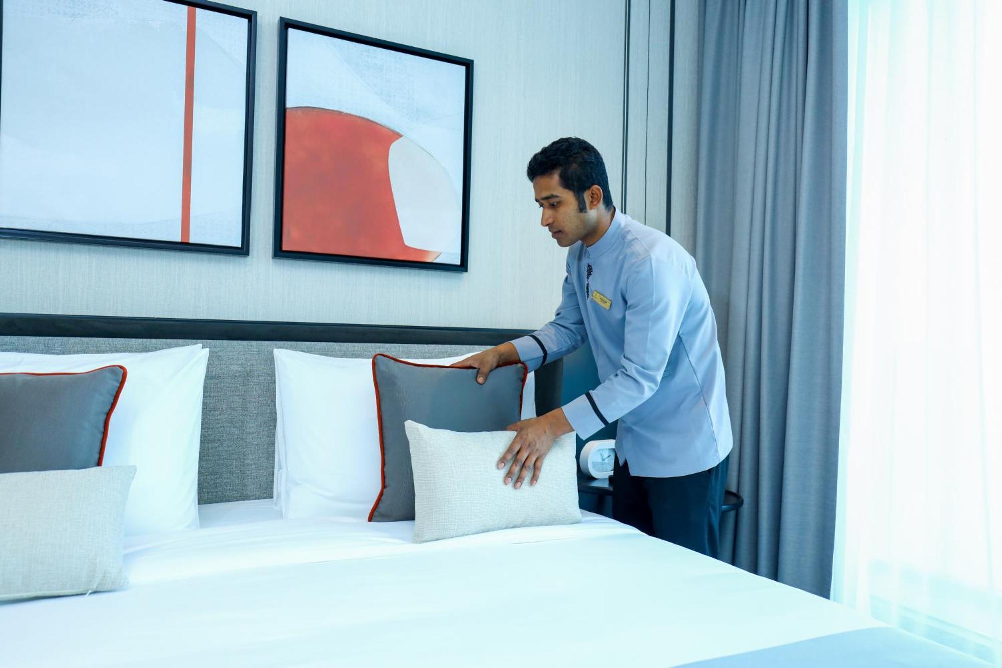 Hotel Charthouse Bahrain Manáma Exteriér fotografie A hotel housekeeper making a bed